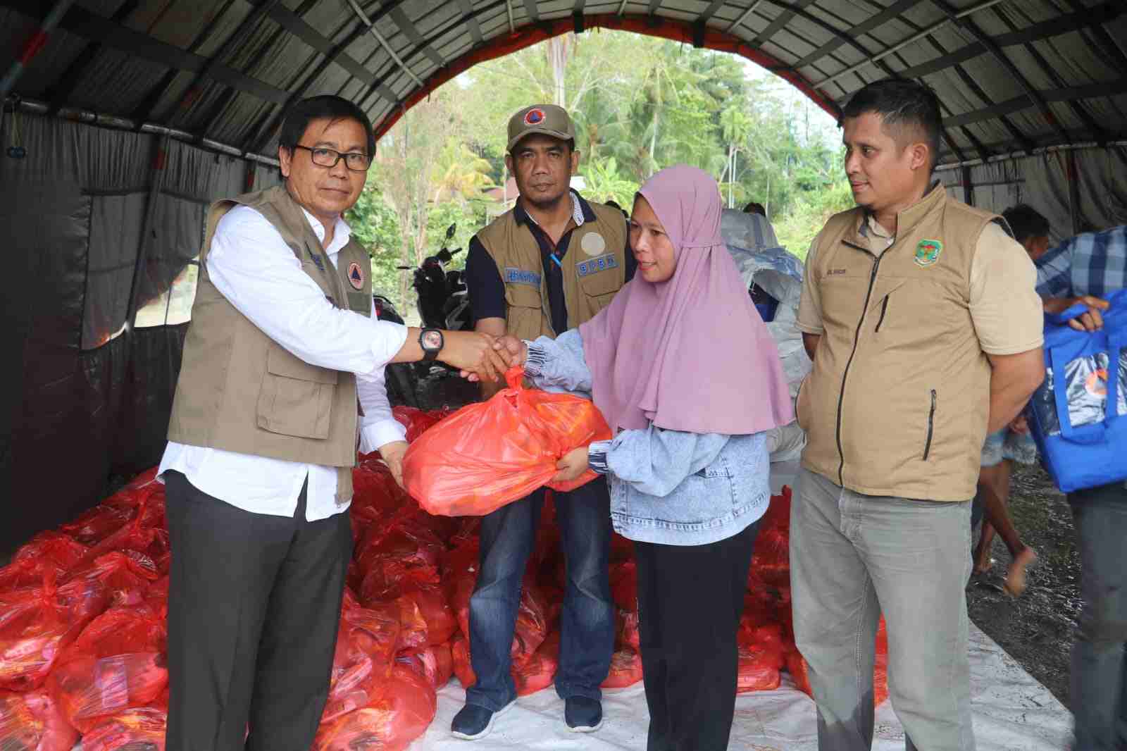 Wabup Suaib Mansur menyerahkan bantuan untuk korban banjir di Lutra. (Dok/Pemkab Lutra).