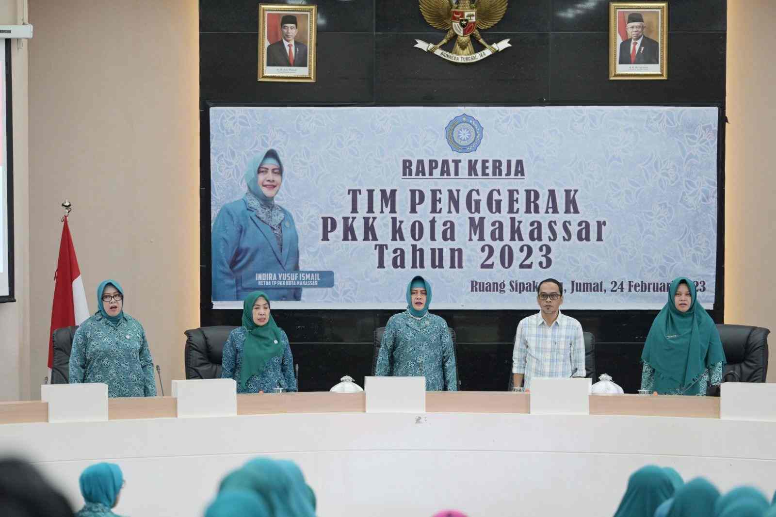 Ketua TP PKK Kota Makassar Indira Yusuf Ismail mengukuhkan jajaran pengurus antar waktu TP PKK Kota Makassar. (Dok.Ist)