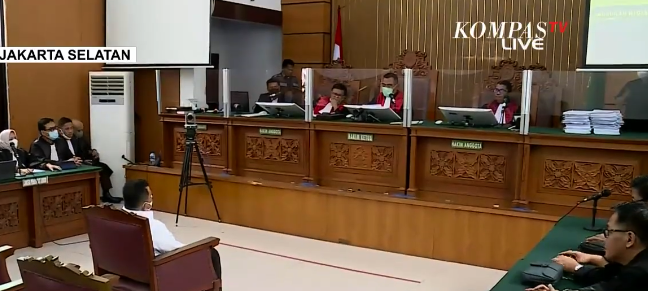 Tangkapan layar siaran sidang vonis terdakwa Kuat Ma'ruf di PN Jaksel. (Dok/Kompas TV).