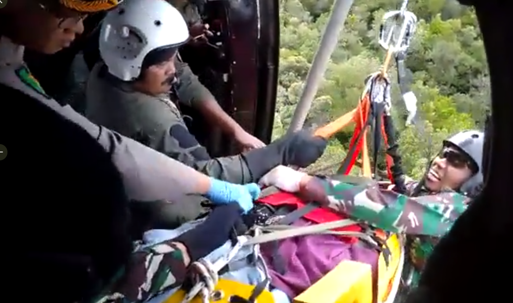 Tangkapan layar video evakuasi Kapolda Jambi Irjen Rusdi Hartono dari Hutan Kerinci. (Dok/Twitter @Zehandra_sap).