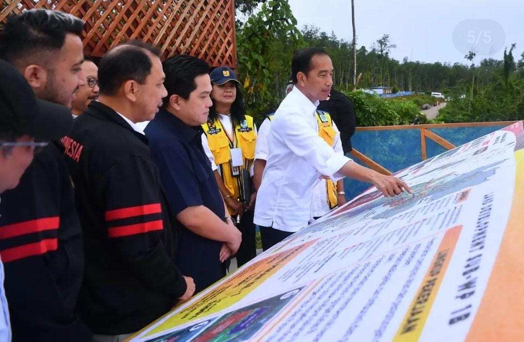 Presiden Jokowi meninjau rencana pembangunan training center di IKN. (Dok/PSSI).