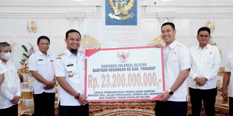 Gubernur Sulsel Andi Sudirman Sulaiman menyerahkan bantuan ke Pemkab Pangkep. (Dok/Pemprov Sulsel).