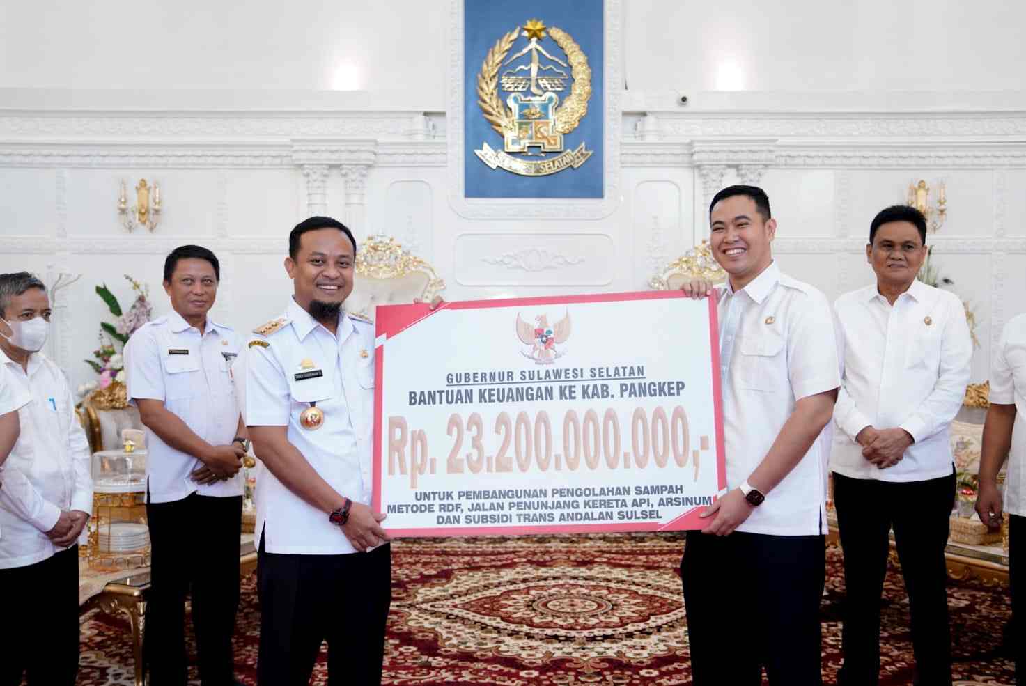 Gubernur Sulsel Andi Sudirman Sulaiman menyerahkan bantuan ke Pemkab Pangkep. (Dok/Pemprov Sulsel).
