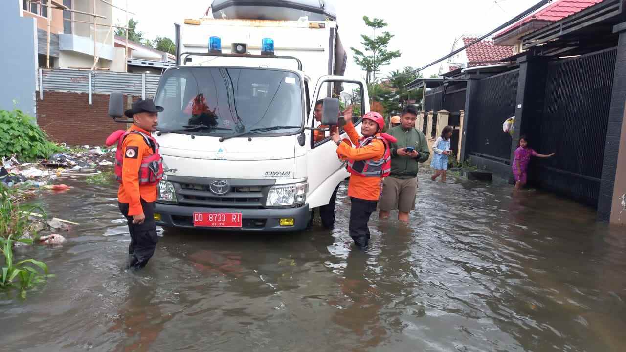 Petugas BPBD Makassar saat bertugas di lokasi banjir. (Dok/BNPB).