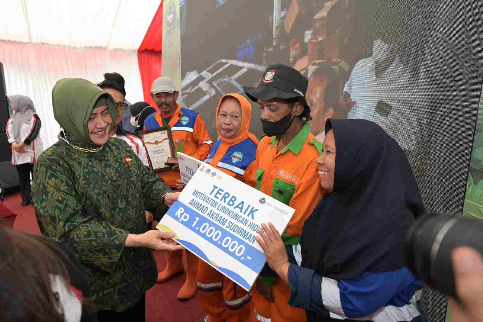 Ketua TP PKK Kota Makassar Indira Yusuf Ismail memberikan penghargaan kepada petugas kebersihan. (Dok/Pemkot Makassar).