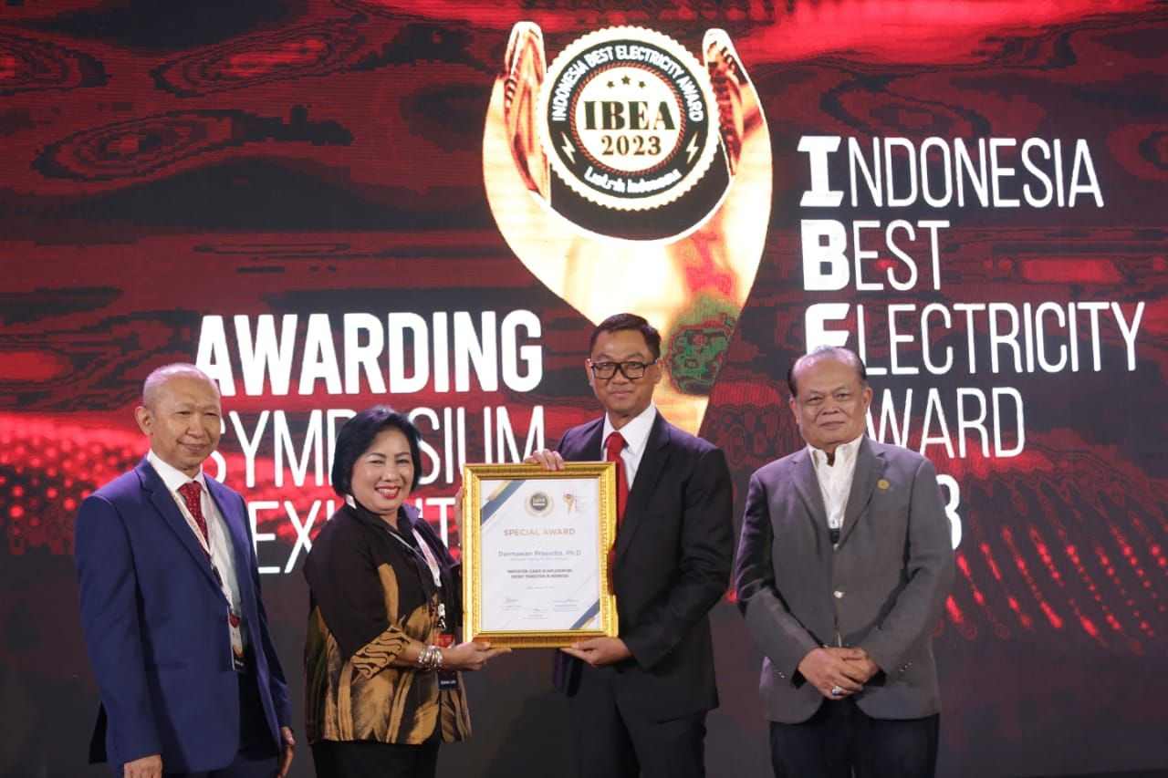 Dirut PLN, Darmawan Prasodjo menyabet penghargaan dengan kategori Innovation Leader in Implementation Energy Transition dalam ajang Indonesia Best Electricity Award (IBEA) 2023. (Dok/PT PLN).