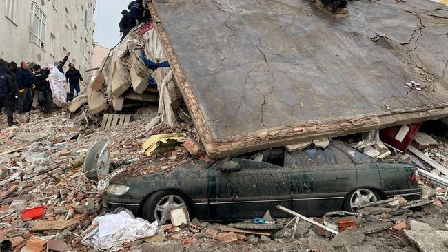 Ilustrasi. Penampakan gedung roboh usai gempa guncang Turki. (Dok/(REUTERS)