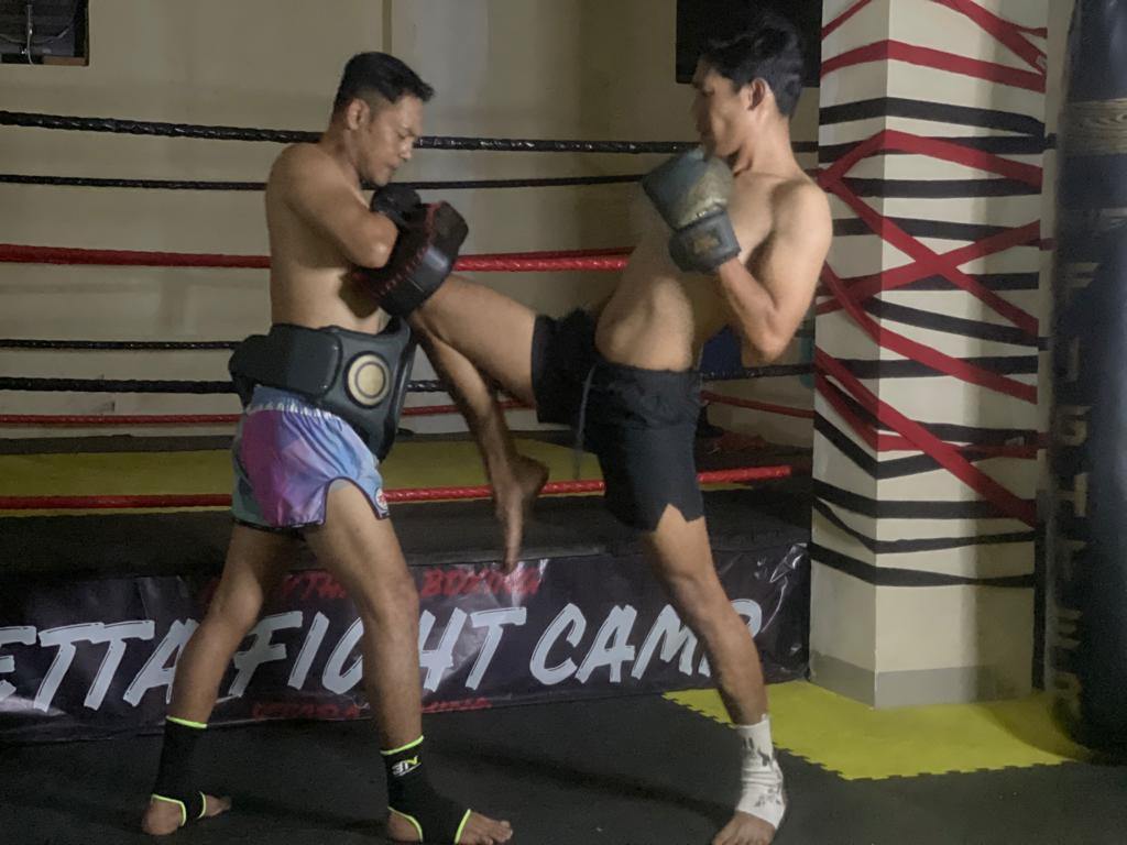Latihan Knee di Tetta Muay Thai Boxing