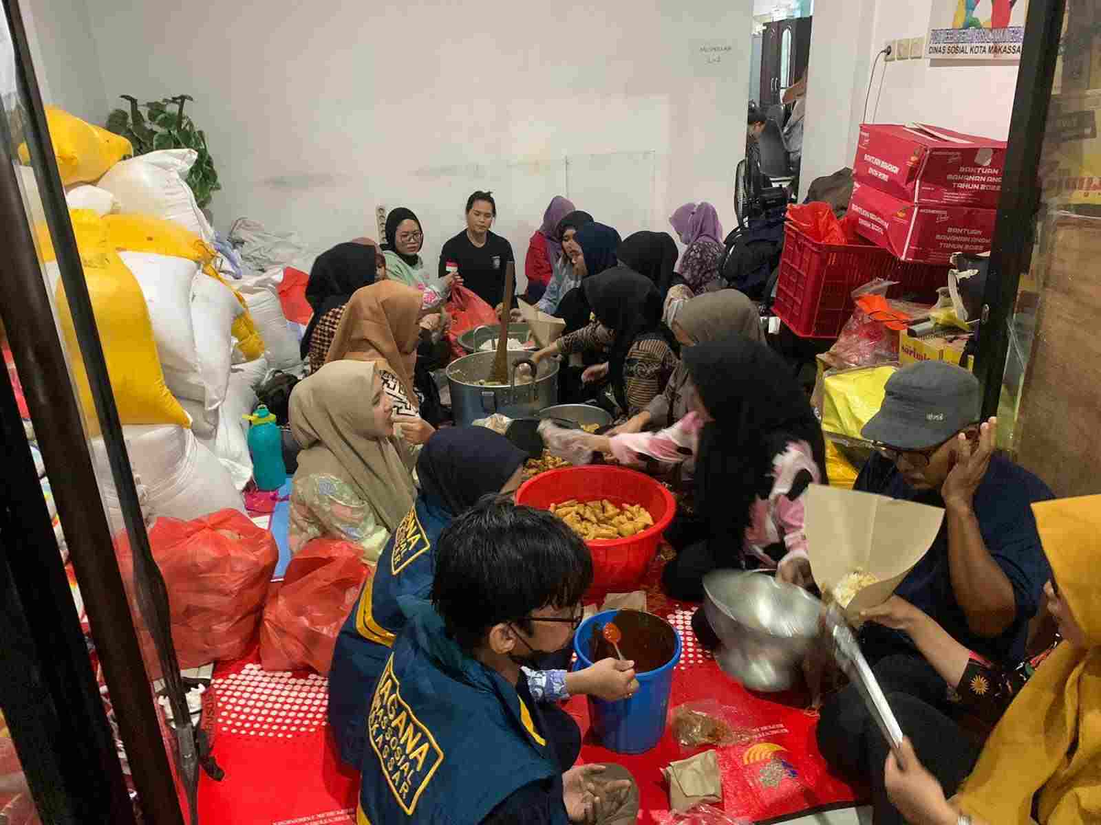 Persiapan makanan untuk warga pengungsi korban banjir di Makassar. (Dok/Pemkot Makassar).
