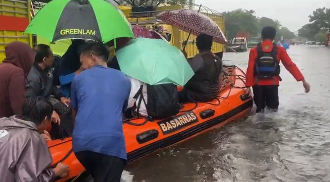 Basarnas Sulsel mengevakuasi warga terdampak banjir di Makassar. (Dok/Basarnas Sulsel).