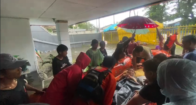 Tangkapan layar rekaman video Basarnas Sulsel mengevakuasi warga terdampak banjir. (Dok/Basarnas Sulsel).