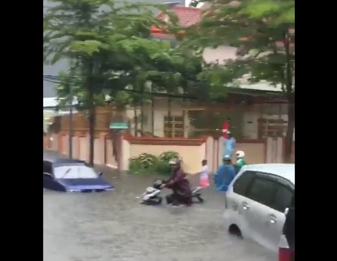 Tangkapan layar rekaman video kendaraan mogok akibat banjir di Makassar. (Dok/Twitter Muslimin B Putra).