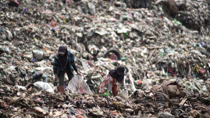 Ilustrasi, anak-anak mengumpulkan sampah di Makassar. (Dok/Save the Children).