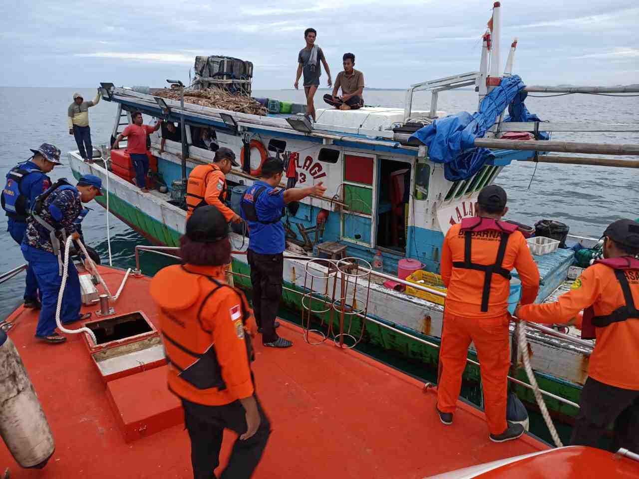 Proses evakuasi tujuh nelayan di yang kapalnya mati mesin di Perairan Bone. (Dok/Basarnas Sulsel).