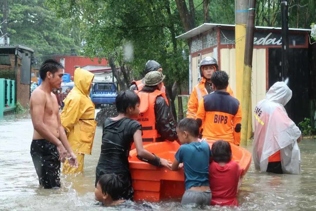 BPBD Sulsel mengevakuasi warga terdampak banjir di Makassar. (Dok/Pemprov Sulsel).