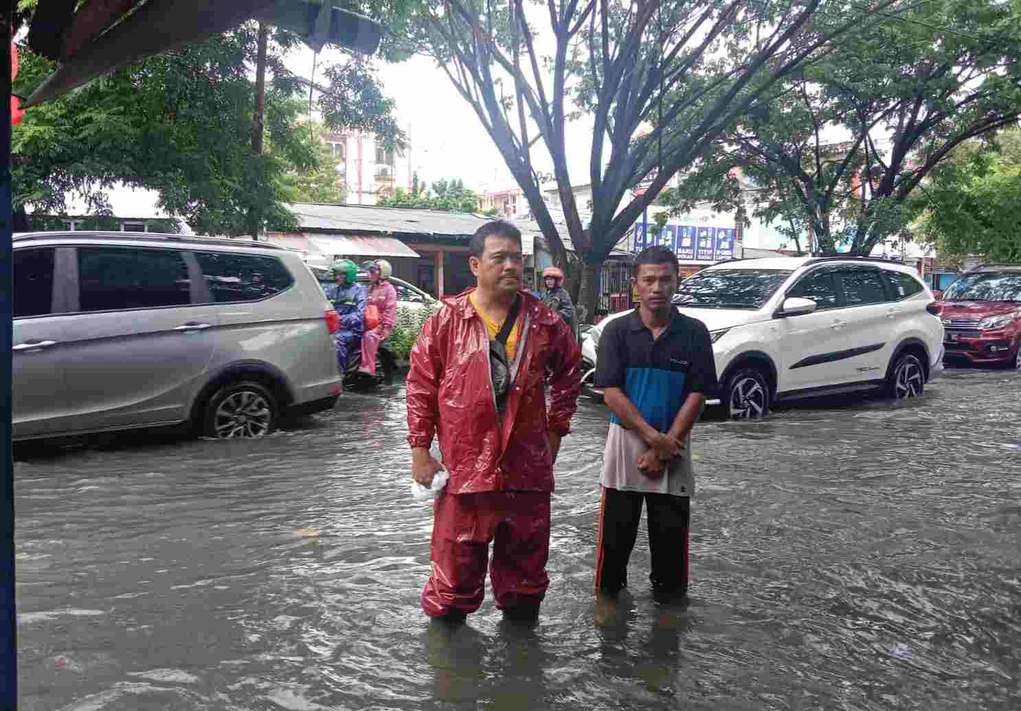 Dirut Perumda Pasar Raya Makassar, Ichsan Abduh Hussein saat memantau banjir. (Dok/Pemkot Makassar).