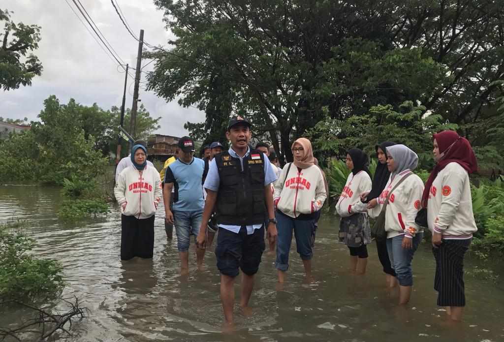 Ketua DPRD Makassar Rudianto Lalo mengunjungi lokasi terkena dampak banjir parah. (Dok/Ketua DPRD Makassar Rudianto Lallo).