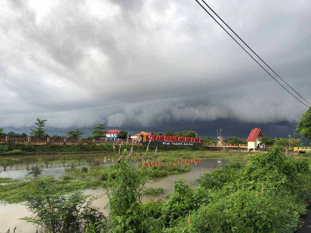 Penampakan awan Cumolonimbus di sekitar waduk Nipanipa, Manggala, Makassar. (Rakyat.News/Arul).