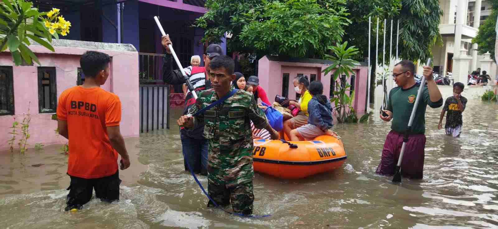 Tim BPBD Kota Surakarta mengevakuasi warga menggunakan perahu karet akibat banjir di wilayah Kota Surakarta, Jawa Tengah. (Dok/BNPB).