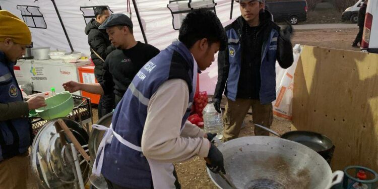 Relawan Mahasiswa Indonesia saat menyiapkan makanan untuk tim penyelamat di dapur umum Hatay, Turki. (Dok/BNPB).