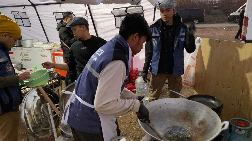 Relawan Mahasiswa Indonesia saat menyiapkan makanan untuk tim penyelamat di dapur umum Hatay, Turki. (Dok/BNPB).