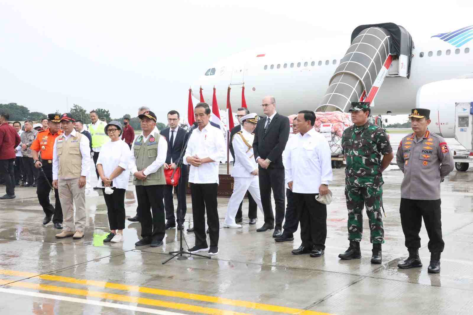 Presiden Jokowi saat melepas keberangkatan bantuan kemanusiaan tahap tiga untuk Turki-Suriah. (Dok/BNPB).