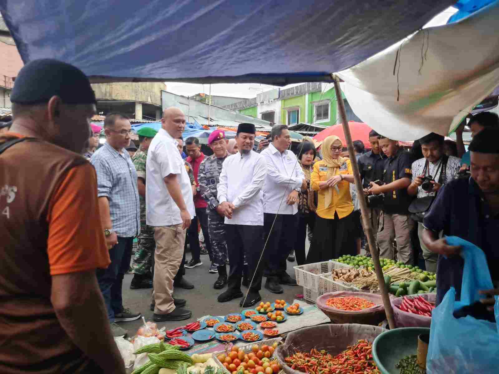 Gubernur Sulawesi Selatan, Andi Sudirman Sulaiman melakukan pemantauan harga dan ketersediaan stok bahan pokok