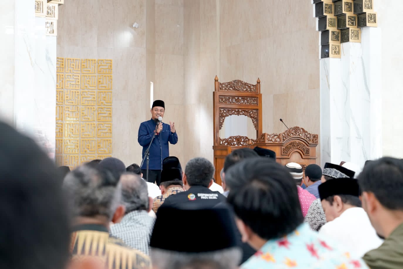 Gubernur Sulawesi Selatan, Andi Sudirman Sulaiman bersama Ketua TP-PKK Sulsel, Naoemi Octarina, meresmikan penggunaan Masjid Al-Ayyubi. (Dok.Ist)