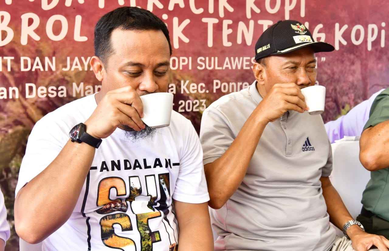 Gubernur Sulawesi Selatan, Andi Sudirman Sulaiman minum kopi. (Dok.Ist)