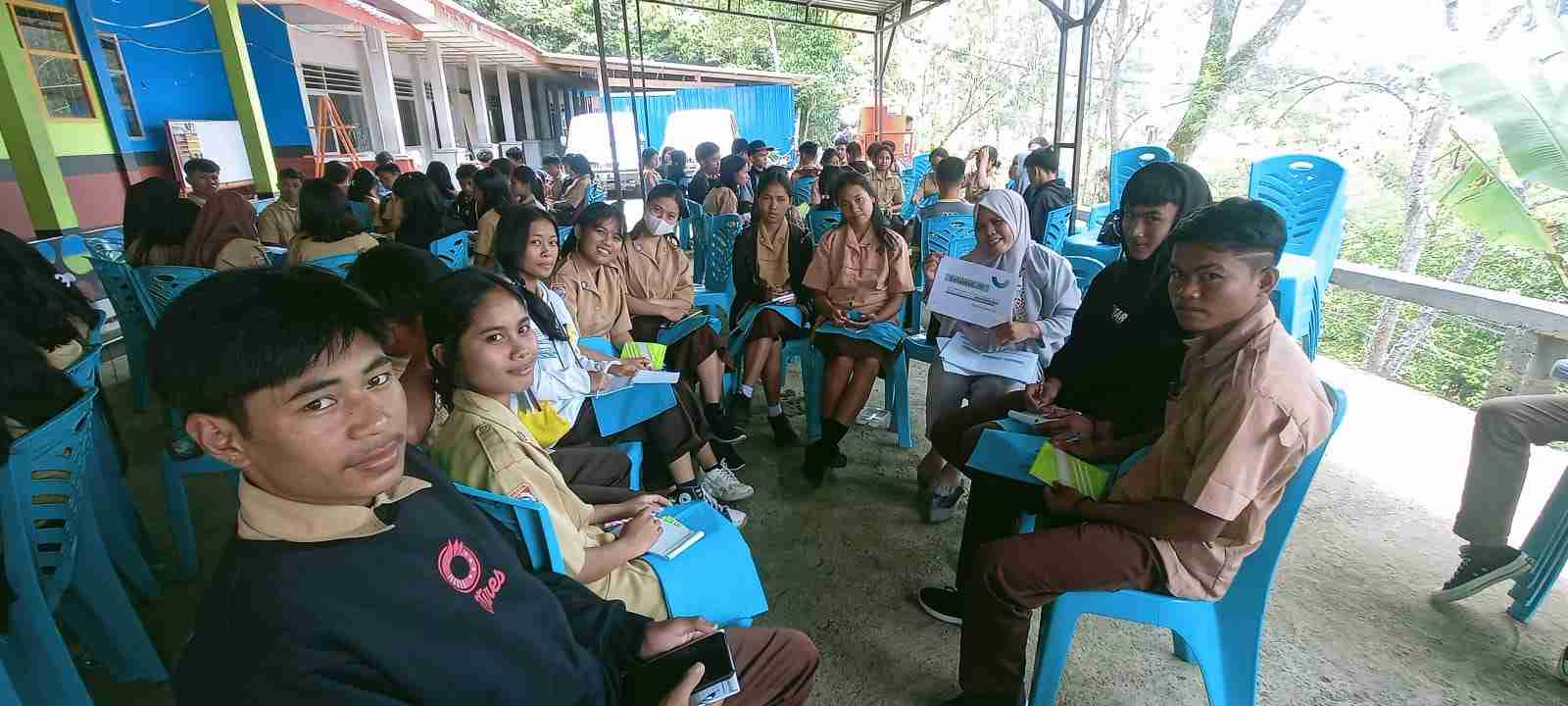 Pelajar pemilih pemula belajar cara menjadi pemilih kritis dan cerdas dalam kegiatan Sekolah Kebangsaan yang digelar Mafindo Makassar di Toraja. (Foto: ist.)