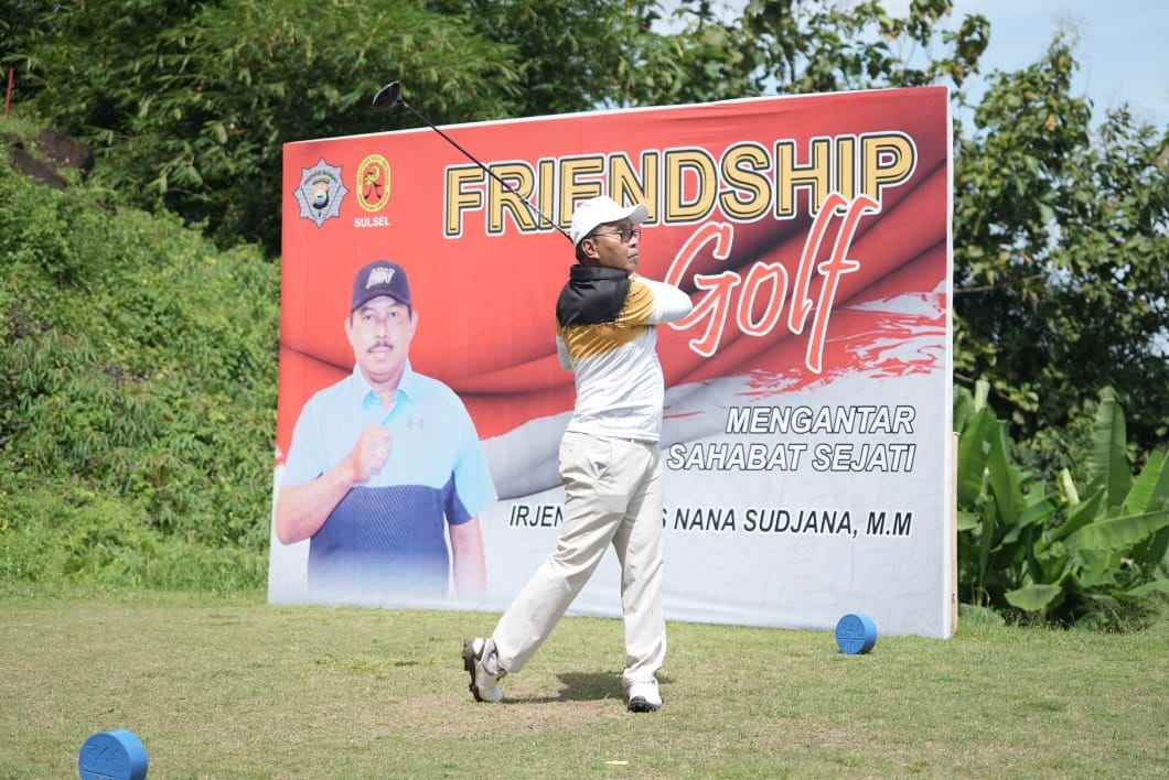 Kapolda Sulsel Irjen Pol Nana Sudjana membuka secara resmi event Friendship Golf. (Dok.Ist)