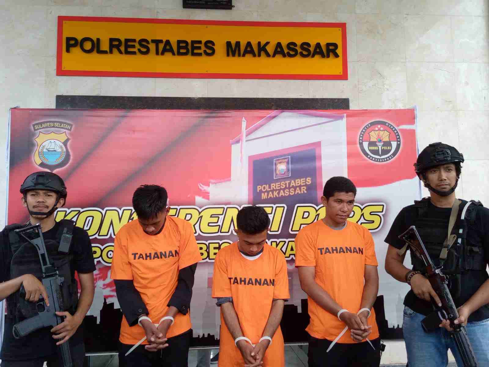 Keroyok pengunjung, tiga sekuriti CPI Makassar diamankan polisi. (Foto: Rakyat.News/Regent Aprianto Husen)