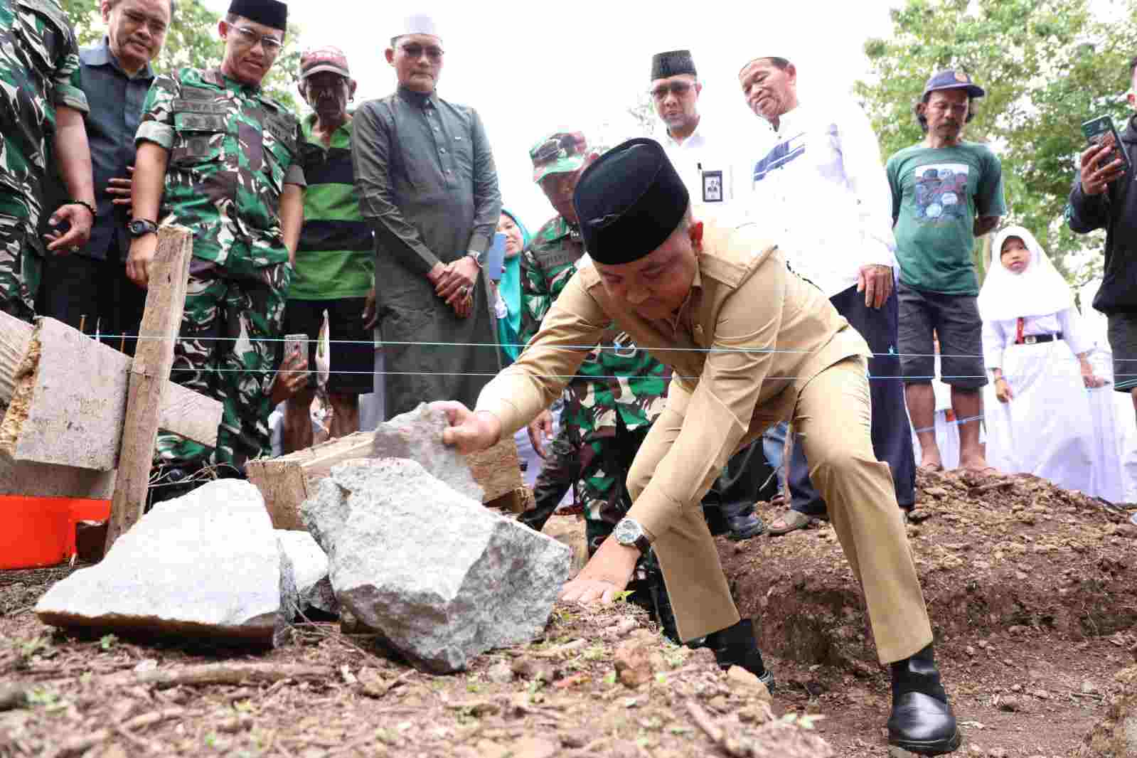 Bupati Bantaeng, DR Ilham Azikin meresmikan pembangunan pondok pesantren modren Al Aksi. (Dok.Ist)