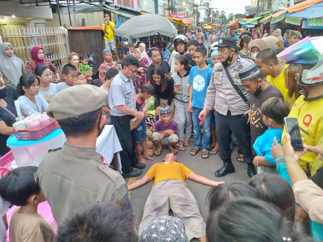 Seorang pria ditemukan terkapar di tengah jalan Pasar Terong Makassar.