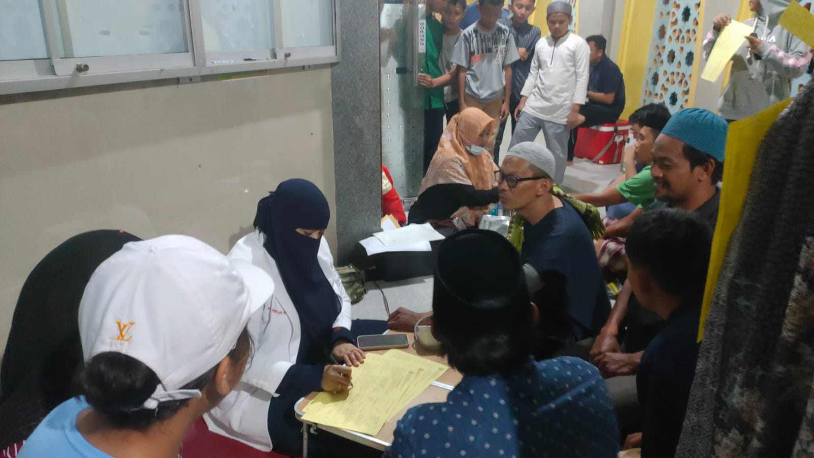 Kegiatan donor darah di Masjid Al-Mubarok, Paccerakkang, Makassar, Kamis malam, 30 Maret 2023. (Foto: Rakyat.News/Thania Novita)