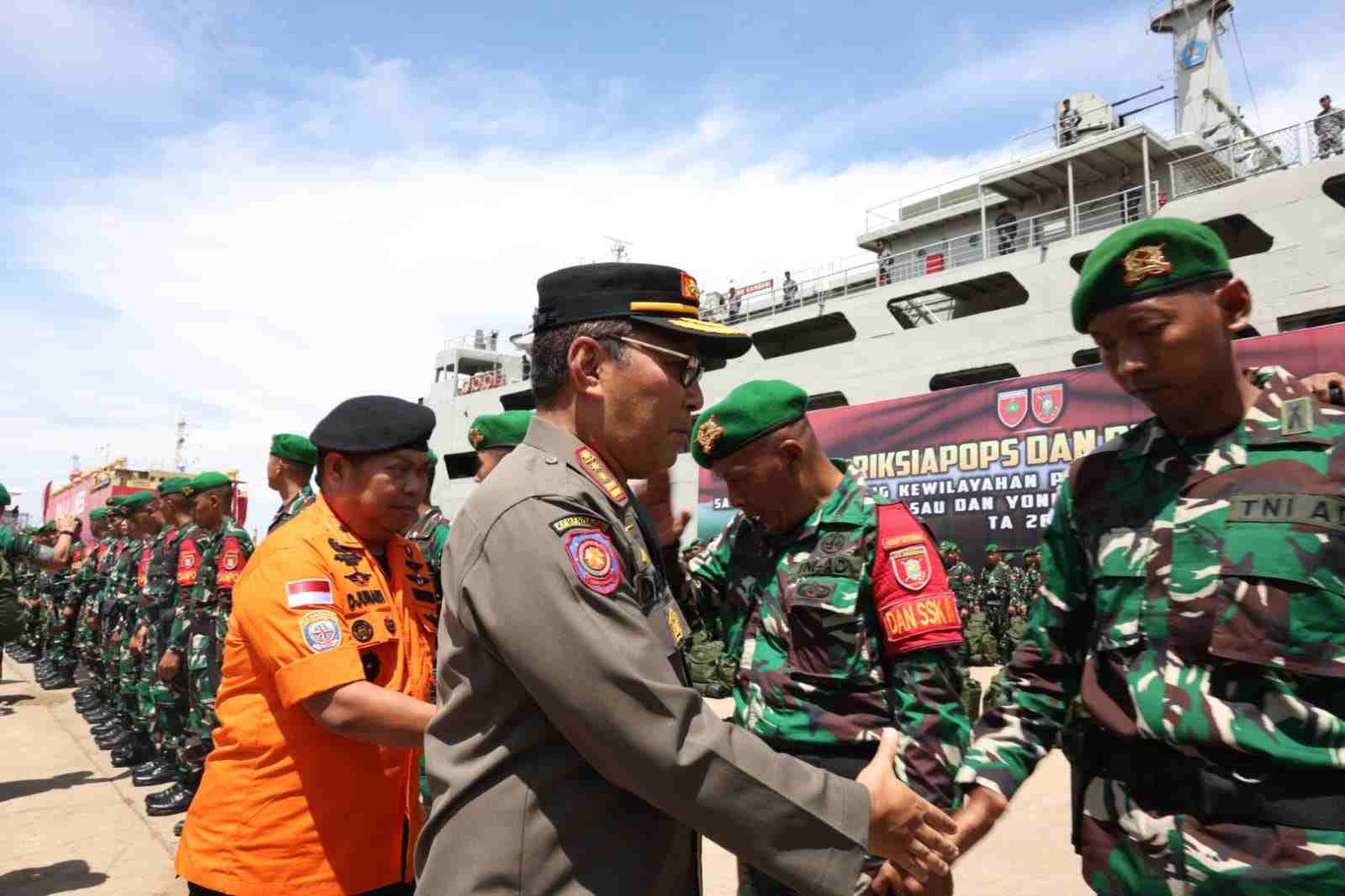Wali Kota Makassar Moh Ramdhan Pomanto mendampingi Panglima TNI Laksamana Yudo Margono