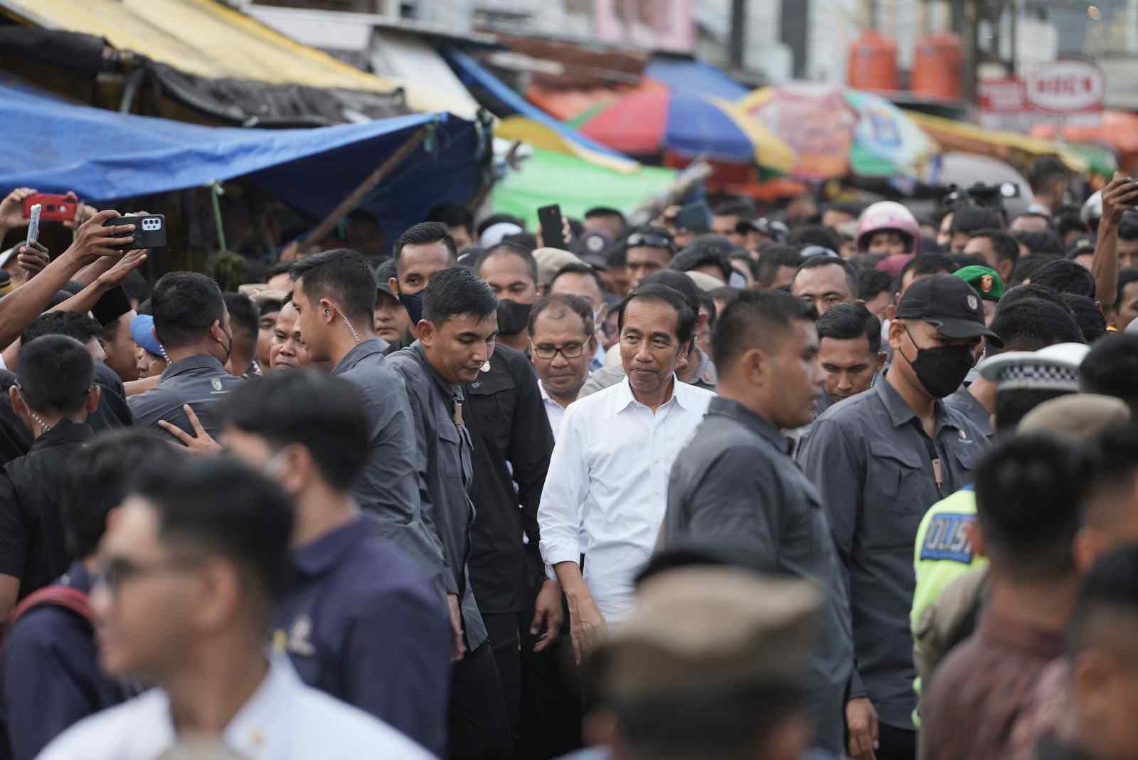 Wali Kota Makassar Moh Ramdhan Pomanto menyambut hangat kedatangan Presiden RI Joko Widodo di Pasar Terong
