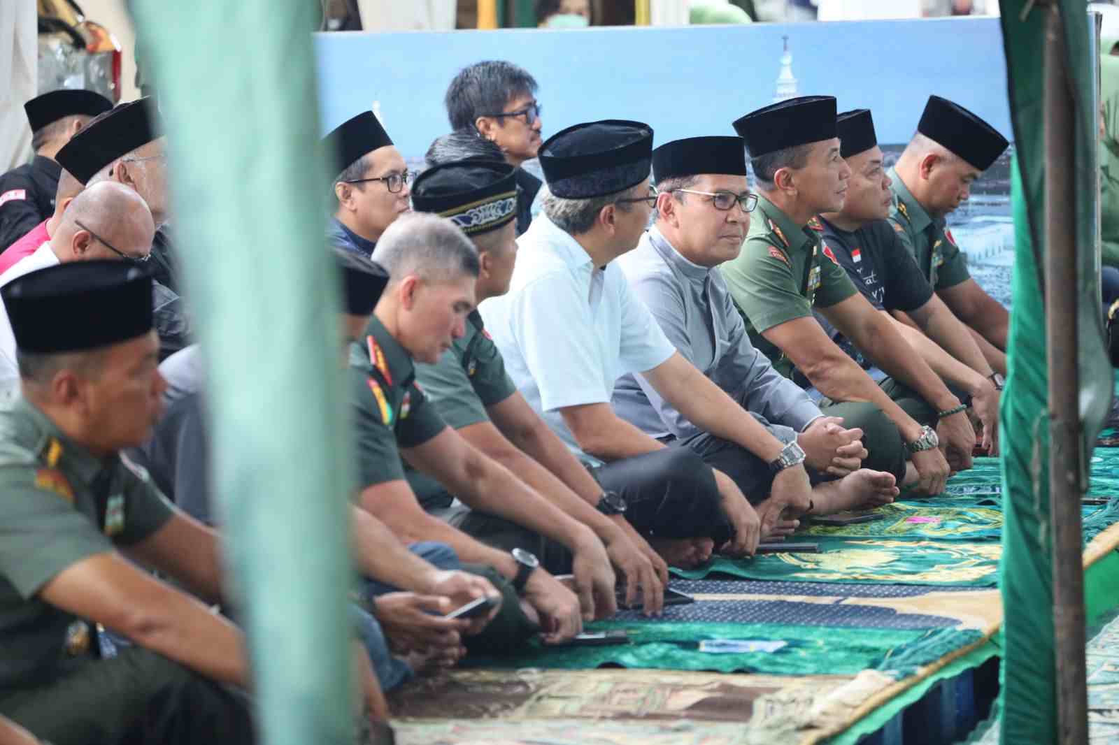 Danny Pomanto Dampingi Pangdam XIV Hasanuddin Bagi-Bagi Sembako ke Anak Yatim Piatu