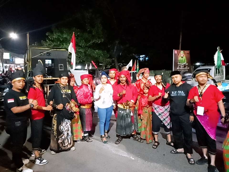 Gema Pawai Takbir Gunakan baju adat Makassar 