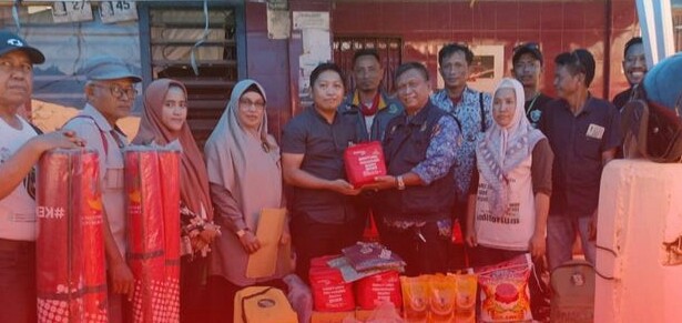 Dinsos Makassar Bantu Korban Kebakaran Jalan Datuk Ribandang