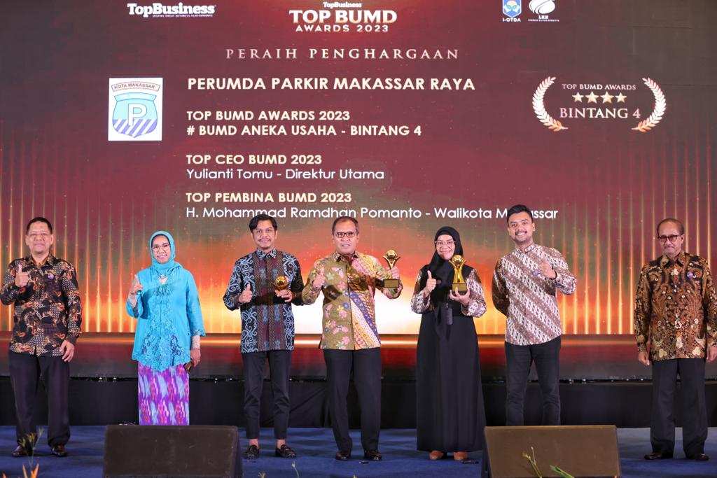 Perumda Parkir dan Wali Kota Makassar Raih Penghargaan BUMD Award 2023