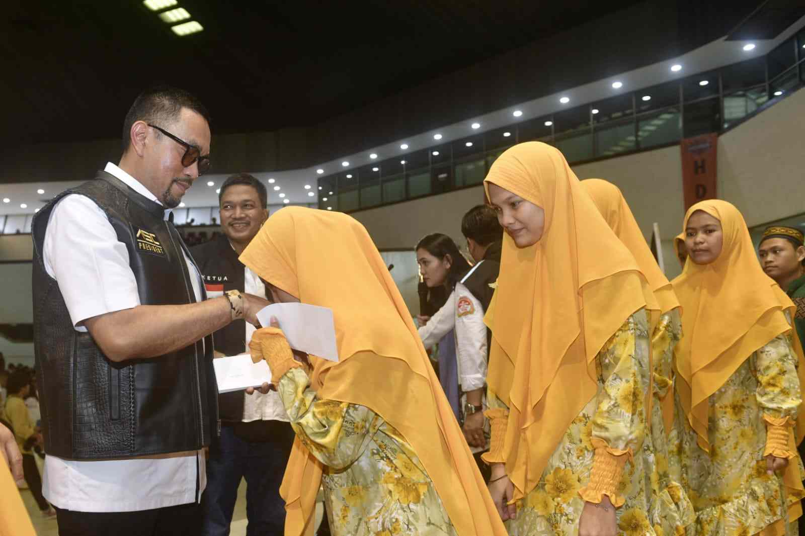 Ahmad Sahroni dan HDCI Makassar Santuni 1000 Anak Yatim Piatu