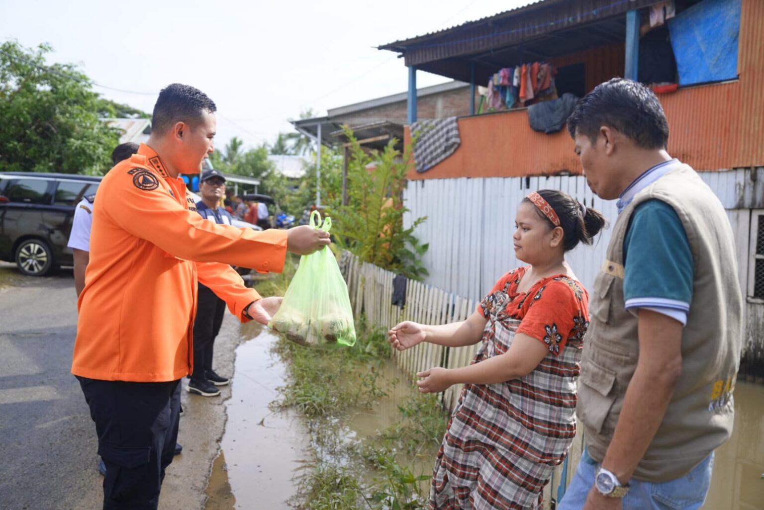 Pasca Banjir, Bupati Pangkep Salurkan Nasi Kotak di Kelurahan Tekkolabua
