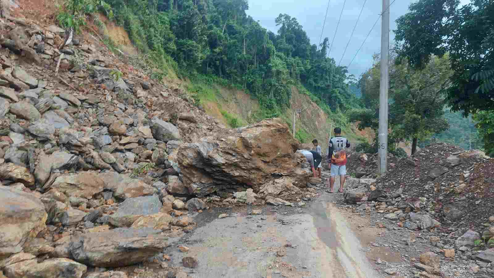 Pemprov Sulsel Bersama Masyarakat Sigap Tangani Longsor di Poros Jalan Batusitanduk - Rantepao di Luwu