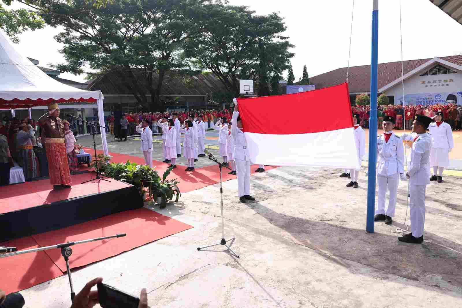 Wali Kota Makassar Moh Ramdhan Pomanto secara resmi mencanangkan penggunaan baju adat di sekolah-sekolah dan penerapan metode belajar Gampang, Asyik, Menyenangkan atau GASING.