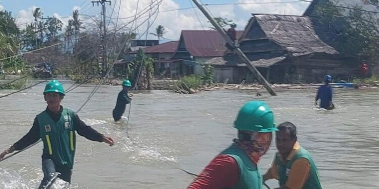 Perjuangan Petugas PLN Pulihkan Pasokan Listrik Dua Dusun di Masamba