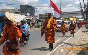 Rombongan Biksu yang Jalani Ritual Thudong kini Menuju Tegal