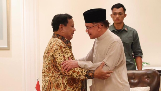 Menhan Prabowo saat bertemu dengan PM Malaysia, Anwar Ibrahim