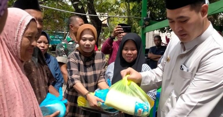 Jelang Ramadhan, Bupati Pangkep Salurkan Sembako di Sapanang