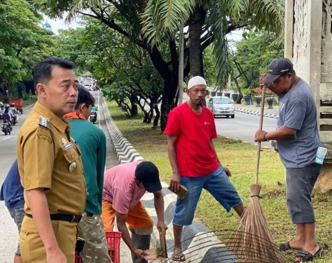 Pastikan Lingkungan Bersih, Camat Mariso Terjun ke Jalan Metro Tanjung Bunga
